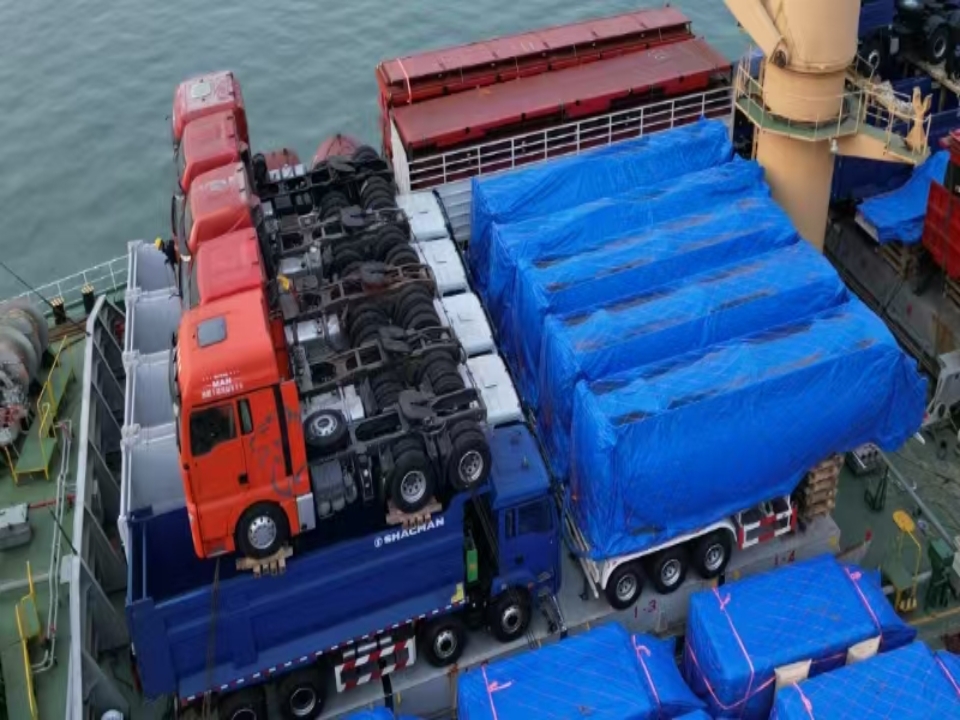 Trailer semi Tanker tiga poros derun dimuat dan dikirim ke Ghana
