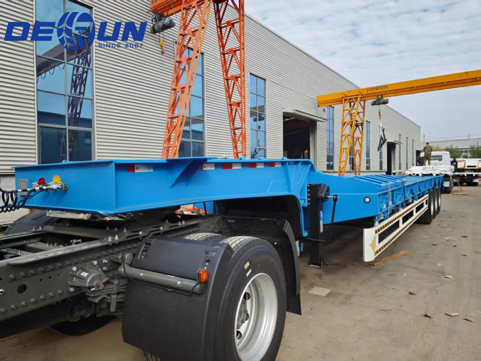 Dua semi-trailer low-bed tiga gandar akan dikirim ke Afrika Barat.