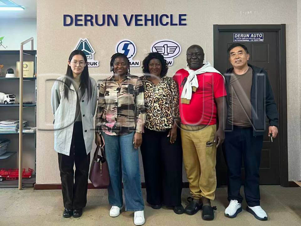 Klien dari Gabon Mengunjungi Derun Auto dan Membeli Lima Truk