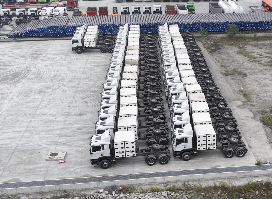 Layanan pengiriman yang konsisten mendapat pengakuan lebih lanjut! 40 truk traktor CNG Sinotruk TX 6x4 berhasil dikirim ke Nigeria.