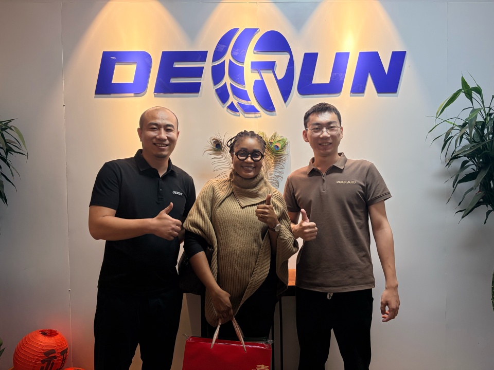 Klien Guinea Mengunjungi Derun dan Menandatangani Kontrak untuk Truk Traktor dan Trailer Sinotruk Howo 6x4