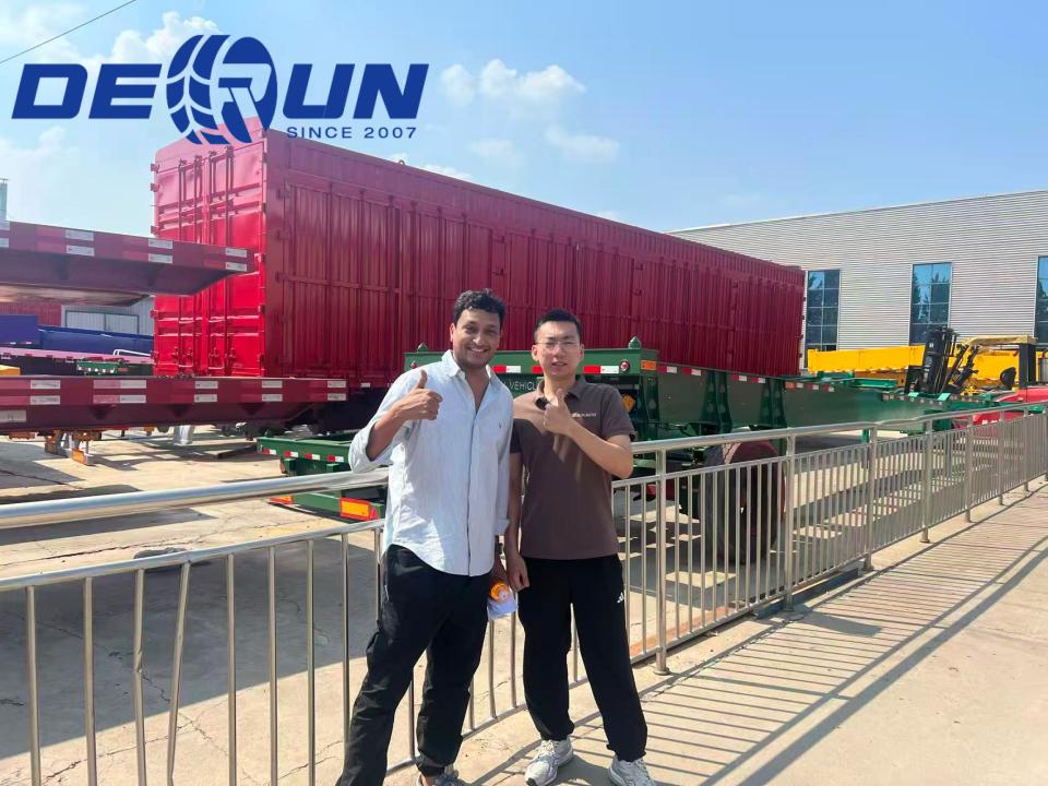 Pelanggan Australia Memeriksa Semi-Trailer Flatbed 3 Gandar di Pabrik Derun