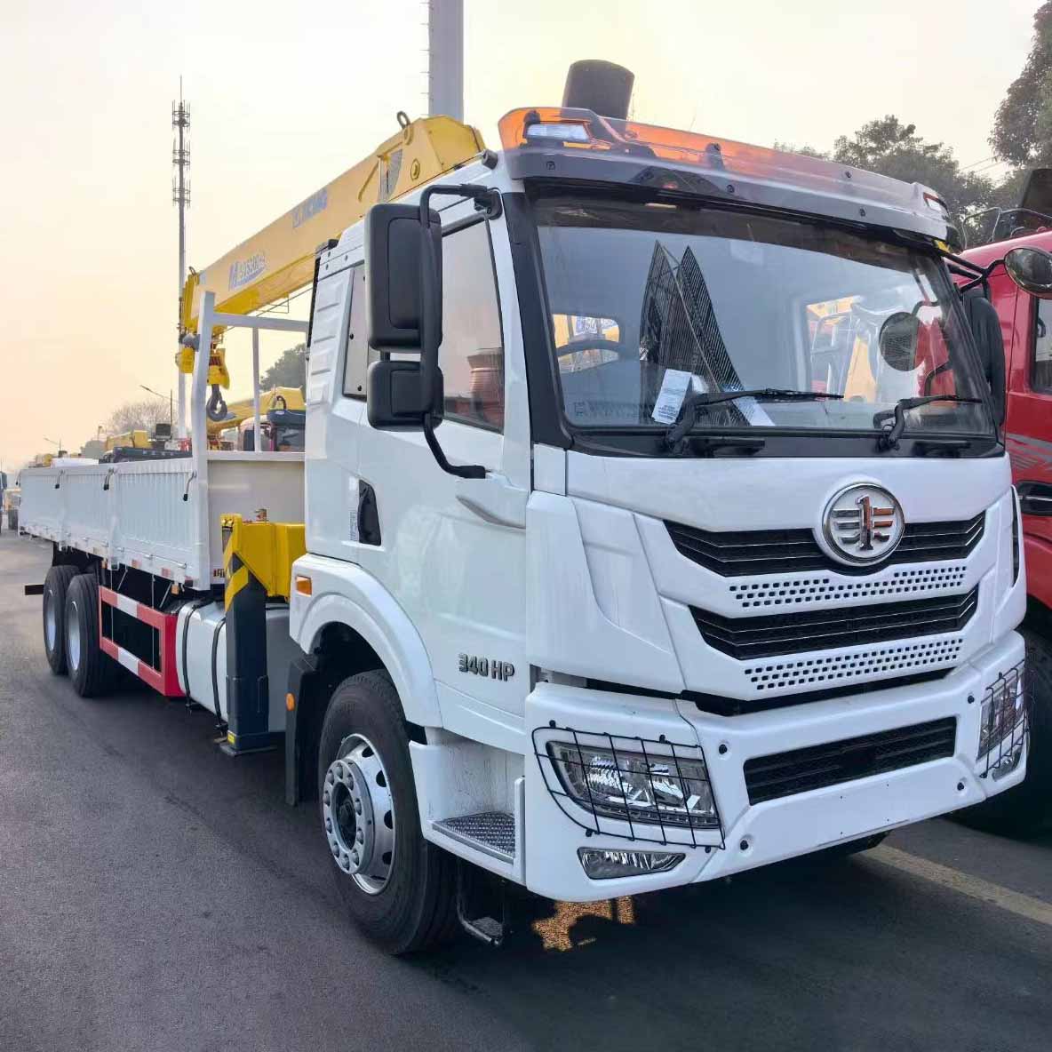 Truk Derek FAW J6P 6X4 350PS